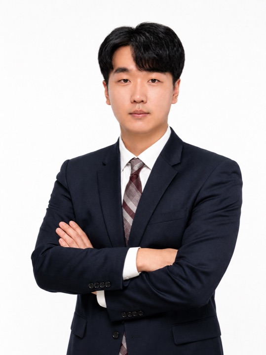 이예인 실장 프로필 사진 — 네이비 정장 · 더리버뷰 공인중개사사무소